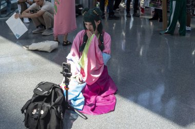 23 Ağustos 2025, New York, New York, ABD: kostümlü bir katılımcı New York 'ta 23 Ağustos 2025' teki Jacob Javits Center 'da 2025 anime nyc sırasında podcast yapıyor. (m10 'lar / yeniler 2) 