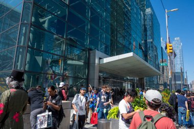 23 Ağustos 2025, New York, New York, ABD: Bazı kostümlü insanlar 23 Ağustos 2025 'te New York' ta Jacob Javits Merkezi 'nin önünde toplanıyor. (m10 'lar / yeniler 2) 