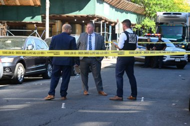 Doğu 176. Cadde ve Anthony Bulvarı 'nın Bronx, New York' taki 46 karakolu sınırları içinde güpegündüz sırtından vurularak öldürülen adam. 26 Ağustos 2025, Bronx, New York, ABD (Kyle Mazza / the Newws2)