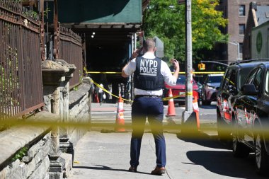 Doğu 176. Cadde ve Anthony Bulvarı 'nın Bronx, New York' taki 46 karakolu sınırları içinde güpegündüz sırtından vurularak öldürülen adam. 26 Ağustos 2025, Bronx, New York, ABD (Kyle Mazza / the Newws2)