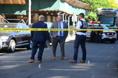 Doğu 176. Cadde ve Anthony Bulvarı 'nın Bronx, New York' taki 46 karakolu sınırları içinde güpegündüz sırtından vurularak öldürülen adam. 26 Ağustos 2025, Bronx, New York, ABD (Kyle Mazza / the Newws2)