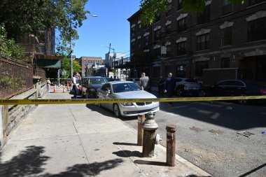 Doğu 176. Cadde ve Anthony Bulvarı 'nın Bronx, New York' taki 46 karakolu sınırları içinde güpegündüz sırtından vurularak öldürülen adam. 26 Ağustos 2025, Bronx, New York, ABD (Kyle Mazza / the Newws2)