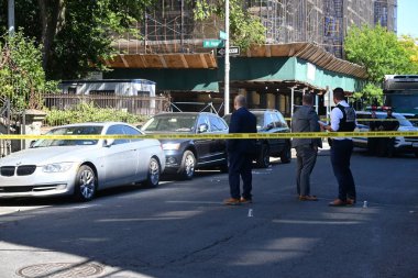 Doğu 176. Cadde ve Anthony Bulvarı 'nın Bronx, New York' taki 46 karakolu sınırları içinde güpegündüz sırtından vurularak öldürülen adam. 26 Ağustos 2025, Bronx, New York, ABD (Kyle Mazza / the Newws2)