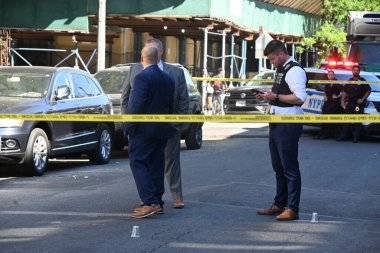 Doğu 176. Cadde ve Anthony Bulvarı 'nın Bronx, New York' taki 46 karakolu sınırları içinde güpegündüz sırtından vurularak öldürülen adam. 26 Ağustos 2025, Bronx, New York, ABD (Kyle Mazza / the Newws2)