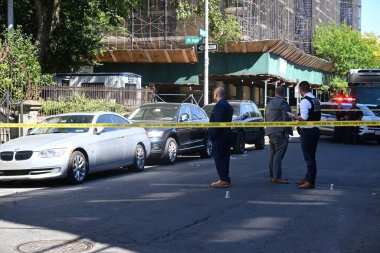 Doğu 176. Cadde ve Anthony Bulvarı 'nın Bronx, New York' taki 46 karakolu sınırları içinde güpegündüz sırtından vurularak öldürülen adam. 26 Ağustos 2025, Bronx, New York, ABD (Kyle Mazza / the Newws2)