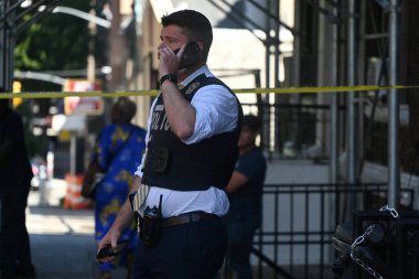 Doğu 176. Cadde ve Anthony Bulvarı 'nın Bronx, New York' taki 46 karakolu sınırları içinde güpegündüz sırtından vurularak öldürülen adam. 26 Ağustos 2025, Bronx, New York, ABD (Kyle Mazza / the Newws2)