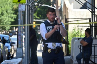 Doğu 176. Cadde ve Anthony Bulvarı 'nın Bronx, New York' taki 46 karakolu sınırları içinde güpegündüz sırtından vurularak öldürülen adam. 26 Ağustos 2025, Bronx, New York, ABD (Kyle Mazza / the Newws2)