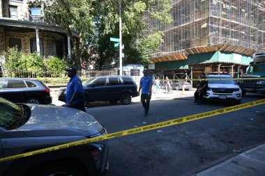 Doğu 176. Cadde ve Anthony Bulvarı 'nın Bronx, New York' taki 46 karakolu sınırları içinde güpegündüz sırtından vurularak öldürülen adam. 26 Ağustos 2025, Bronx, New York, ABD (Kyle Mazza / the Newws2)