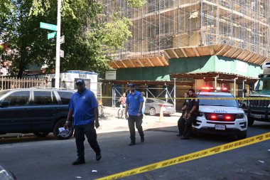 Doğu 176. Cadde ve Anthony Bulvarı 'nın Bronx, New York' taki 46 karakolu sınırları içinde güpegündüz sırtından vurularak öldürülen adam. 26 Ağustos 2025, Bronx, New York, ABD (Kyle Mazza / the Newws2)