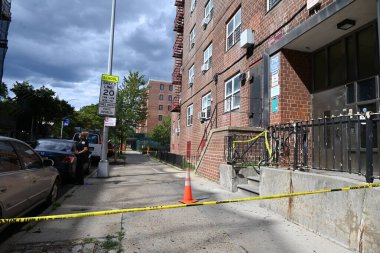 New York, Bronx 'taki 43 mıntıka / Psa 8 sınırları içinde, 710 Croes Bulvarı' nda 34 yaşında bir adamın vurularak öldürüldüğü olay yerinde polis memurları çalışıyor. 26 Ağustos 2025, Bronx, New York, ABD (Kyle Mazza / the Newws2)