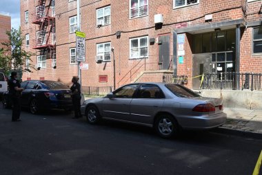 New York, Bronx 'taki 43 mıntıka / Psa 8 sınırları içinde, 710 Croes Bulvarı' nda 34 yaşında bir adamın vurularak öldürüldüğü olay yerinde polis memurları çalışıyor. 26 Ağustos 2025, Bronx, New York, ABD (Kyle Mazza / the Newws2)