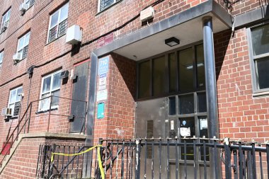 New York, Bronx 'taki 43 mıntıka / Psa 8 sınırları içinde, 710 Croes Bulvarı' nda 34 yaşında bir adamın vurularak öldürüldüğü olay yerinde polis memurları çalışıyor. 26 Ağustos 2025, Bronx, New York, ABD (Kyle Mazza / the Newws2)