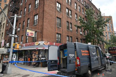 Amazon teslimat şoförü olarak tanımlanan 31 yaşındaki erkek, Bronx, New York 'taki 48 polis bölgesinin sınırları içindeki Doğu Tremont Bulvarı ve Bryant Bulvarı' nda bileğinden vuruldu. 26 Ağustos 2025, Bronx, New York, ABD (Kyle Mazza / the Newws2)