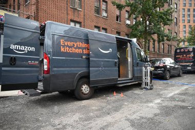 Amazon teslimat şoförü olarak tanımlanan 31 yaşındaki erkek, Bronx, New York 'taki 48 polis bölgesinin sınırları içindeki Doğu Tremont Bulvarı ve Bryant Bulvarı' nda bileğinden vuruldu. 26 Ağustos 2025, Bronx, New York, ABD (Kyle Mazza / the Newws2)