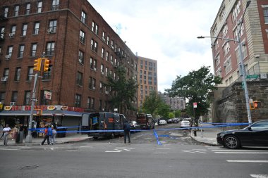 Amazon teslimat şoförü olarak tanımlanan 31 yaşındaki erkek, Bronx, New York 'taki 48 polis bölgesinin sınırları içindeki Doğu Tremont Bulvarı ve Bryant Bulvarı' nda bileğinden vuruldu. 26 Ağustos 2025, Bronx, New York, ABD (Kyle Mazza / the Newws2)