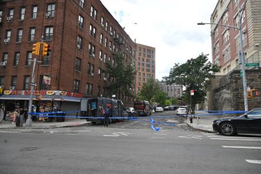 Amazon teslimat şoförü olarak tanımlanan 31 yaşındaki erkek, Bronx, New York 'taki 48 polis bölgesinin sınırları içindeki Doğu Tremont Bulvarı ve Bryant Bulvarı' nda bileğinden vuruldu. 26 Ağustos 2025, Bronx, New York, ABD (Kyle Mazza / the Newws2)