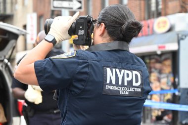 Amazon teslimat şoförü olarak tanımlanan 31 yaşındaki erkek, Bronx, New York 'taki 48 polis bölgesinin sınırları içindeki Doğu Tremont Bulvarı ve Bryant Bulvarı' nda bileğinden vuruldu. 26 Ağustos 2025, Bronx, New York, ABD (Kyle Mazza / the Newws2)