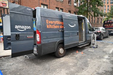 Amazon teslimat şoförü olarak tanımlanan 31 yaşındaki erkek, Bronx, New York 'taki 48 polis bölgesinin sınırları içindeki Doğu Tremont Bulvarı ve Bryant Bulvarı' nda bileğinden vuruldu. 26 Ağustos 2025, Bronx, New York, ABD (Kyle Mazza / the Newws2)