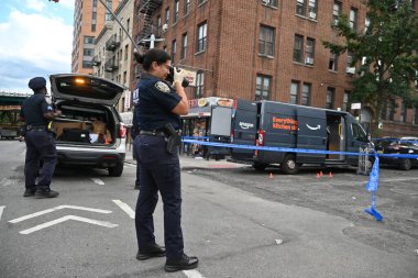 Amazon teslimat şoförü olarak tanımlanan 31 yaşındaki erkek, Bronx, New York 'taki 48 polis bölgesinin sınırları içindeki Doğu Tremont Bulvarı ve Bryant Bulvarı' nda bileğinden vuruldu. 26 Ağustos 2025, Bronx, New York, ABD (Kyle Mazza / the Newws2)