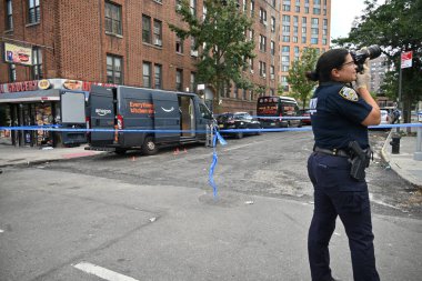 Amazon teslimat şoförü olarak tanımlanan 31 yaşındaki erkek, Bronx, New York 'taki 48 polis bölgesinin sınırları içindeki Doğu Tremont Bulvarı ve Bryant Bulvarı' nda bileğinden vuruldu. 26 Ağustos 2025, Bronx, New York, ABD (Kyle Mazza / the Newws2)