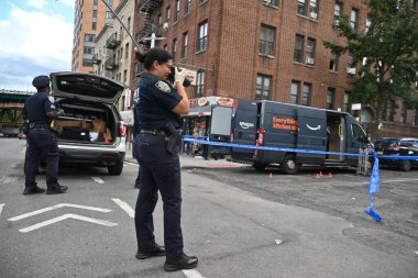 Amazon teslimat şoförü olarak tanımlanan 31 yaşındaki erkek, Bronx, New York 'taki 48 polis bölgesinin sınırları içindeki Doğu Tremont Bulvarı ve Bryant Bulvarı' nda bileğinden vuruldu. 26 Ağustos 2025, Bronx, New York, ABD (Kyle Mazza / the Newws2)