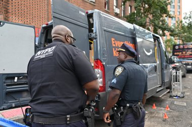 Amazon teslimat şoförü olarak tanımlanan 31 yaşındaki erkek, Bronx, New York 'taki 48 polis bölgesinin sınırları içindeki Doğu Tremont Bulvarı ve Bryant Bulvarı' nda bileğinden vuruldu. 26 Ağustos 2025, Bronx, New York, ABD (Kyle Mazza / the Newws2)