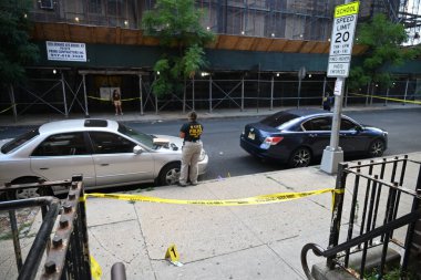 New York, Bronx 'taki 43 mıntıka / psa 8 sınırları içinde 34 yaşındaki bir adamın vurulduğu 710 Croes Bulvarı' nda olay yeri inceleme ekibi olay yerini inceleyip kanıtları topluyor ve işaretliyor. 26 Ağustos 2025