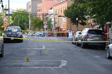 New York Polis Departmanı olay yerinde çalışan ekip, 32 yaşındaki bir adamın 176. Cadde ve Anthony Bulvarı 'nda güpegündüz vurularak öldürüldüğüne dair kanıt topladı. (Kyle Mazza / the News2))