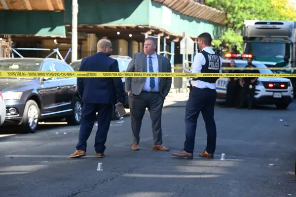 Doğu 176. Cadde ve Anthony Bulvarı 'nın Bronx, New York' taki 46 karakolu sınırları içinde güpegündüz sırtından vurularak öldürülen adam. 26 Ağustos 2025, Bronx, New York, ABD (Kyle Mazza / the Newws2)