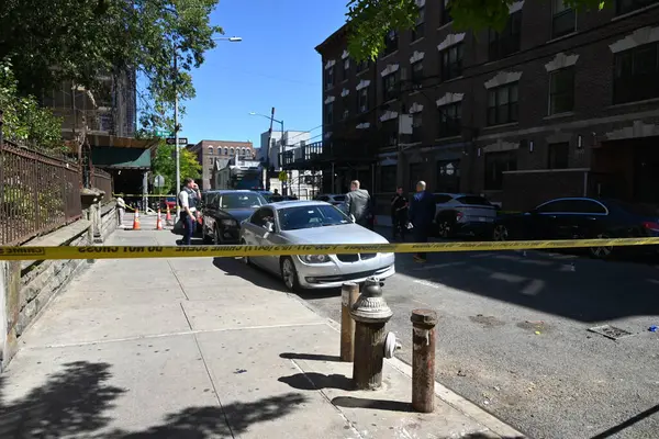 Doğu 176. Cadde ve Anthony Bulvarı 'nın Bronx, New York' taki 46 karakolu sınırları içinde güpegündüz sırtından vurularak öldürülen adam. 26 Ağustos 2025, Bronx, New York, ABD (Kyle Mazza / the Newws2)
