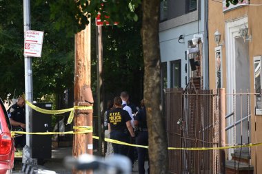 Claremont, Bronx, New York 'taki 44 bölge sınırları içinde bulunan Claremont Mahallesi' ndeki 1400 blok kolej caddesinde sabah 8: 34 sularında meydana gelen çatışmada bir kişi öldü ve iki kişi yaralandı. 27 Ağustos 2025