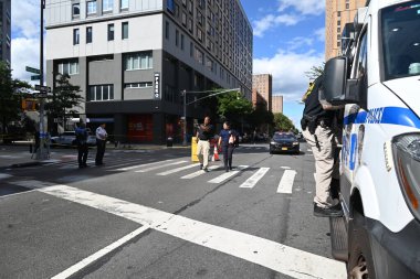 New York, Manhattan 'da 23. Karakol sınırları içinde Madison Bulvarı ve 110. Cadde' de yaşlı bir kadının yürüteciyle yürüdüğü olay yerinde polis memurları toplanıyor. 27 Ağustos 2025