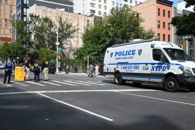 New York, Manhattan 'da 23. Karakol sınırları içinde Madison Bulvarı ve 110. Cadde' de yaşlı bir kadının yürüteciyle yürüdüğü olay yerinde polis memurları toplanıyor. 27 Ağustos 2025
