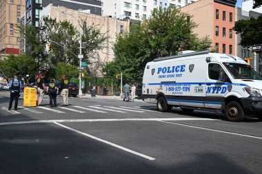 New York, Manhattan 'da 23. Karakol sınırları içinde Madison Bulvarı ve 110. Cadde' de yaşlı bir kadının yürüteciyle yürüdüğü olay yerinde polis memurları toplanıyor. 27 Ağustos 2025