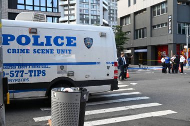 New York, Manhattan 'da 23. Karakol sınırları içinde Madison Bulvarı ve 110. Cadde' de yaşlı bir kadının yürüteciyle yürüdüğü olay yerinde polis memurları toplanıyor. 27 Ağustos 2025
