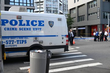 New York, Manhattan 'da 23. Karakol sınırları içinde Madison Bulvarı ve 110. Cadde' de yaşlı bir kadının yürüteciyle yürüdüğü olay yerinde polis memurları toplanıyor. 27 Ağustos 2025