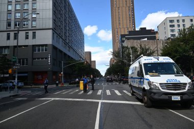New York, Manhattan 'da 23. Karakol sınırları içinde Madison Bulvarı ve 110. Cadde' de yaşlı bir kadının yürüteciyle yürüdüğü olay yerinde polis memurları toplanıyor. 27 Ağustos 2025