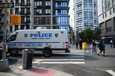 New York, Manhattan 'da 23. Karakol sınırları içinde Madison Bulvarı ve 110. Cadde' de yaşlı bir kadının yürüteciyle yürüdüğü olay yerinde polis memurları toplanıyor. 27 Ağustos 2025
