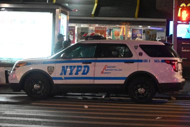 42 yaşında erkek, gövdesinin sol tarafından bıçaklanmış. Nehir Bulvarı 'nın içinde ve Yankee Stadyumu' nun dışındaki doğu 161. Sokak metro istasyonunda. Bronx, New York 'taki 44 mıntıkanın sınırları içinde.. 