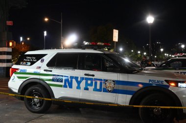42 yaşında erkek, gövdesinin sol tarafından bıçaklanmış. Nehir Bulvarı 'nın içinde ve Yankee Stadyumu' nun dışındaki doğu 161. Sokak metro istasyonunda. Bronx, New York 'taki 44 mıntıkanın sınırları içinde.. 