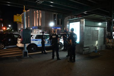 42 yaşında erkek, gövdesinin sol tarafından bıçaklanmış. Nehir Bulvarı 'nın içinde ve Yankee Stadyumu' nun dışındaki doğu 161. Sokak metro istasyonunda. Bronx, New York 'taki 44 mıntıkanın sınırları içinde.. 