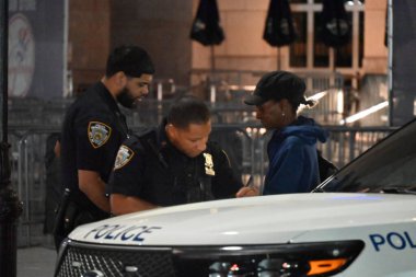 42 yaşında erkek, gövdesinin sol tarafından bıçaklanmış. Nehir Bulvarı 'nın içinde ve Yankee Stadyumu' nun dışındaki doğu 161. Sokak metro istasyonunda. Bronx, New York 'taki 44 mıntıkanın sınırları içinde.. 