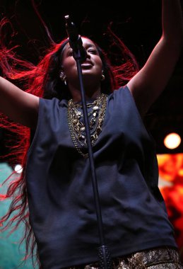 31 Ağustos 2025, New York, ABD: Brezilyalı şarkıcı İza, Central Park 'taki bir Citi parkının yaz sahnesinde canlı performans sergiliyor (niyi fote / thews2)