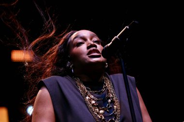 31 Ağustos 2025, New York, ABD: Brezilyalı şarkıcı İza, Central Park 'taki bir Citi parkının yaz sahnesinde canlı performans sergiliyor (niyi fote / thews2)