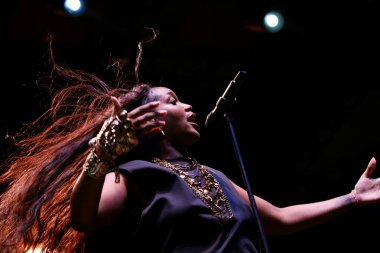 31 Ağustos 2025, New York, ABD: Brezilyalı şarkıcı İza, Central Park 'taki bir Citi parkının yaz sahnesinde canlı performans sergiliyor (niyi fote / thews2)