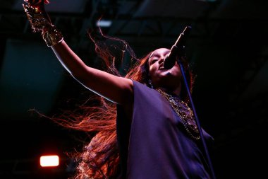 31 Ağustos 2025, New York, ABD: Brezilyalı şarkıcı İza, Central Park 'taki bir Citi parkının yaz sahnesinde canlı performans sergiliyor (niyi fote / thews2)