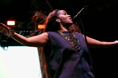 31 Ağustos 2025, New York, ABD: Brezilyalı şarkıcı İza, Central Park 'taki bir Citi parkının yaz sahnesinde canlı performans sergiliyor (niyi fote / thews2)