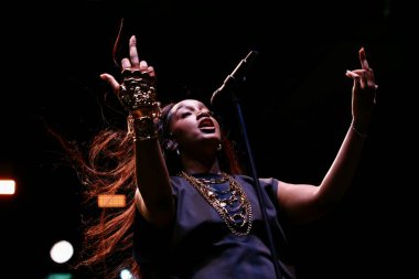 31 Ağustos 2025, New York, ABD: Brezilyalı şarkıcı İza, Central Park 'taki bir Citi parkının yaz sahnesinde canlı performans sergiliyor (niyi fote / thews2)