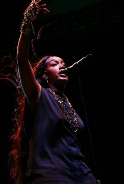 31 Ağustos 2025, New York, ABD: Brezilyalı şarkıcı İza, Central Park 'taki bir Citi parkının yaz sahnesinde canlı performans sergiliyor (niyi fote / thews2)