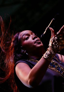 31 Ağustos 2025, New York, ABD: Brezilyalı şarkıcı İza, Central Park 'taki bir Citi parkının yaz sahnesinde canlı performans sergiliyor (niyi fote / thews2)